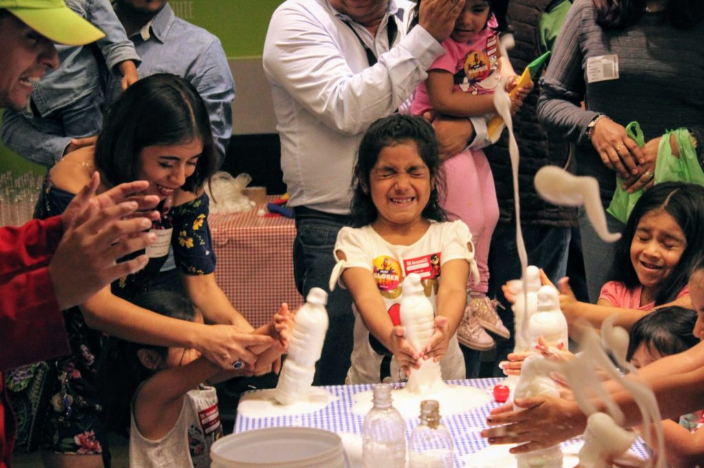 Explotando una reacción exotermica segura pra niños. Taller empresarial